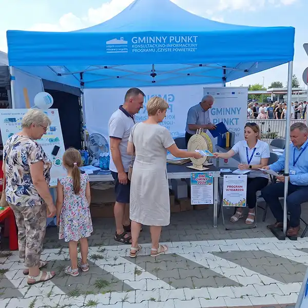 duży namiot eventowy stelażowy z zabudową, stoisko edukacyjne programu Czyste Powietrze na wydarzeniu plenerowym